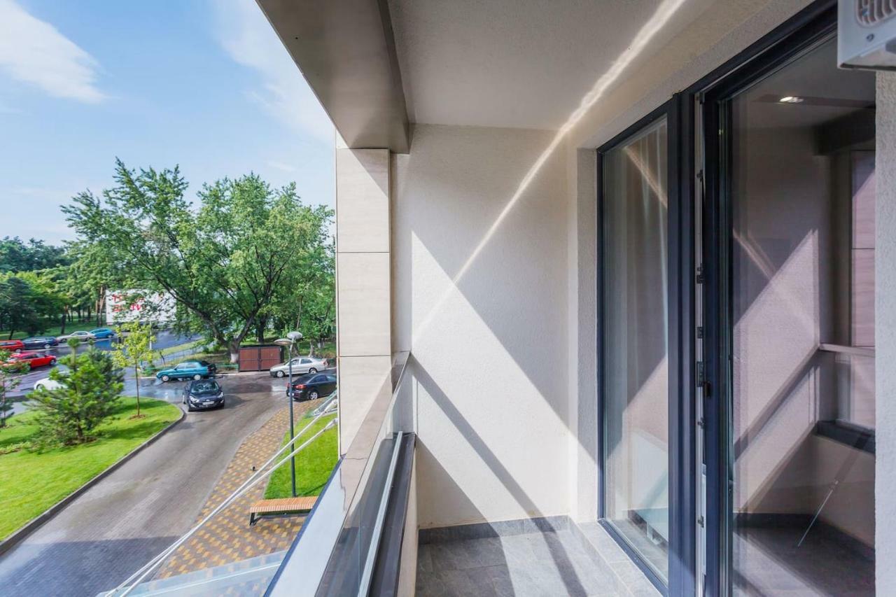Красивая Квартира В Парке Kiev Bagian luar foto